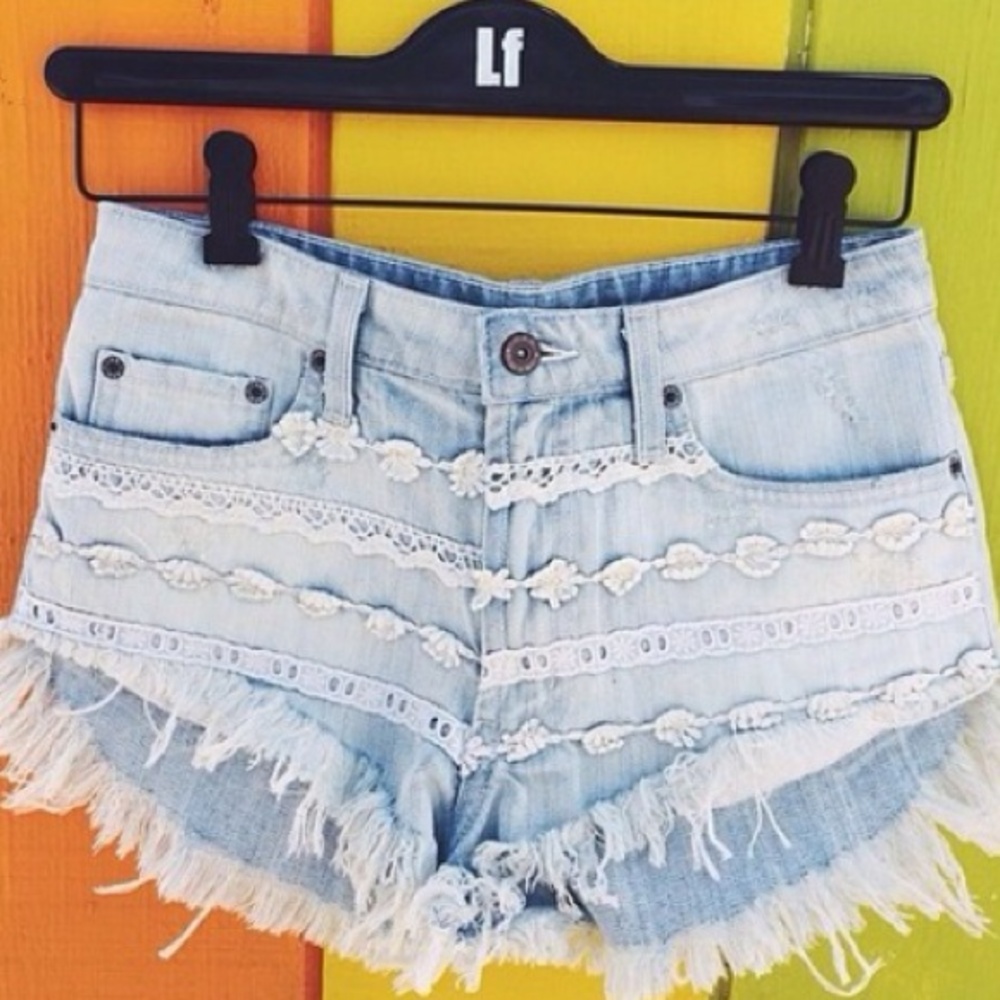 $204 NWT Lf stores daisy &lace denim shorts